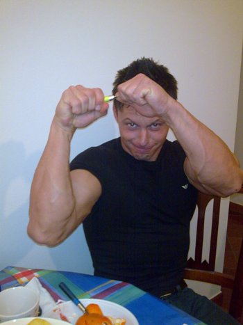 E Caval si concentra per piegare un cucchiaino... UriGeller