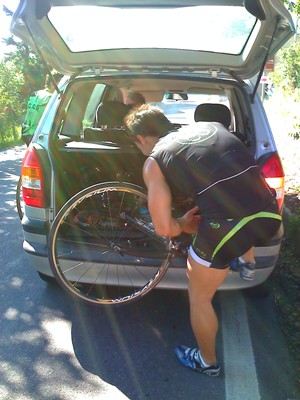 Mattia cerca di approfittare dell'auto di Marino... carica