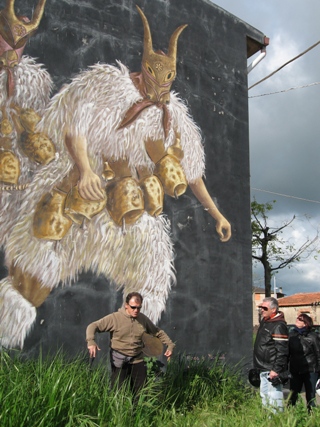 Il presidente danza con i mammuttones mammuttones