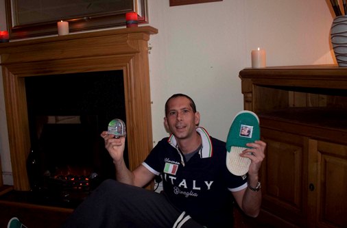 Papagal, rappresentante delle Quaglie in Irlanda, con gadgets del Trofeo e camino finto