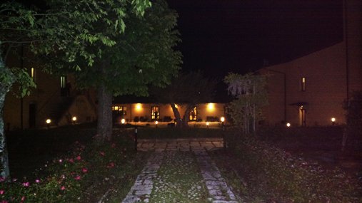 L'arrivo notturno all'albergo Villa Giovina