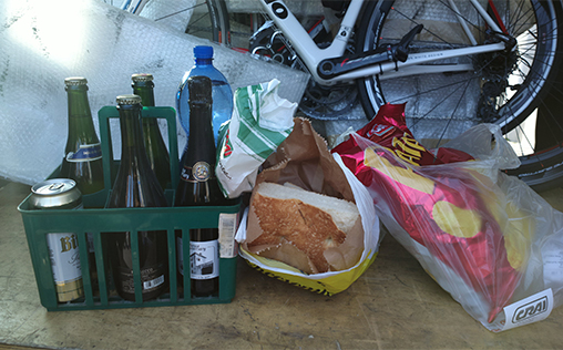Vino, birra, ciccioli, patatine, spianata