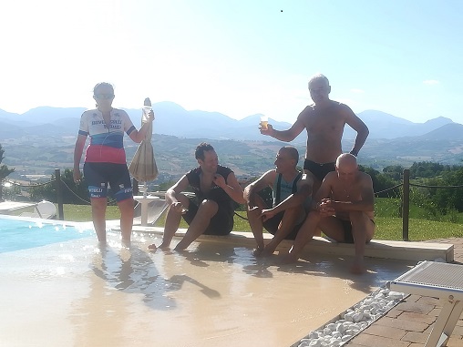 Ciclisti in piscina