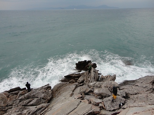 Pescatori di fronte all'Isola d'Elba (sullo sfondo)