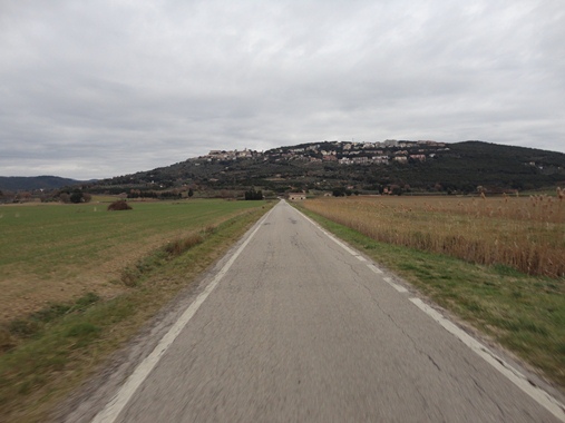 Uno dei tantissimi rettilinei: dritti dal mare alle colline