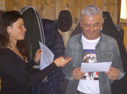 Guidato da Minou pronuncia la fomula del giuramento 