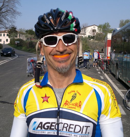 Chi dice che il ciclismo fa male? Forse un po'...alla testa.